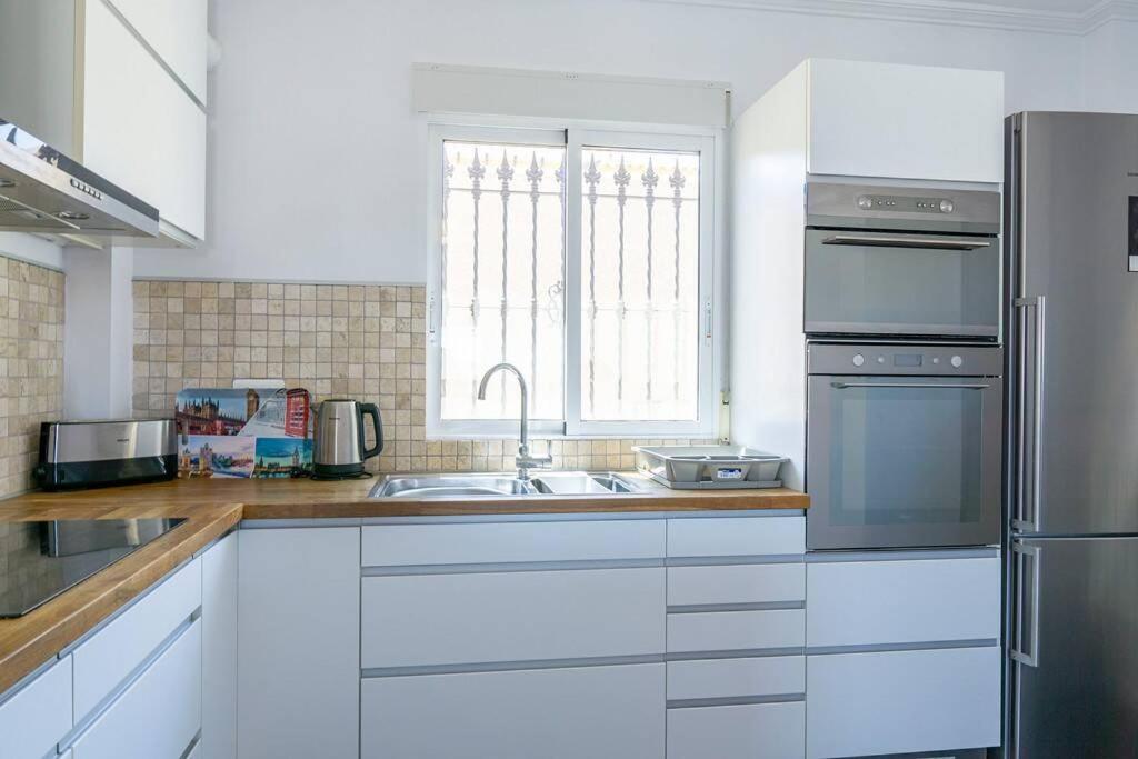 Casa Lilly-Rose, A Beautiful 3 Bedroom Detached Villa A Short Walk To The Villamartin Plaza & Golf Course エクステリア 写真