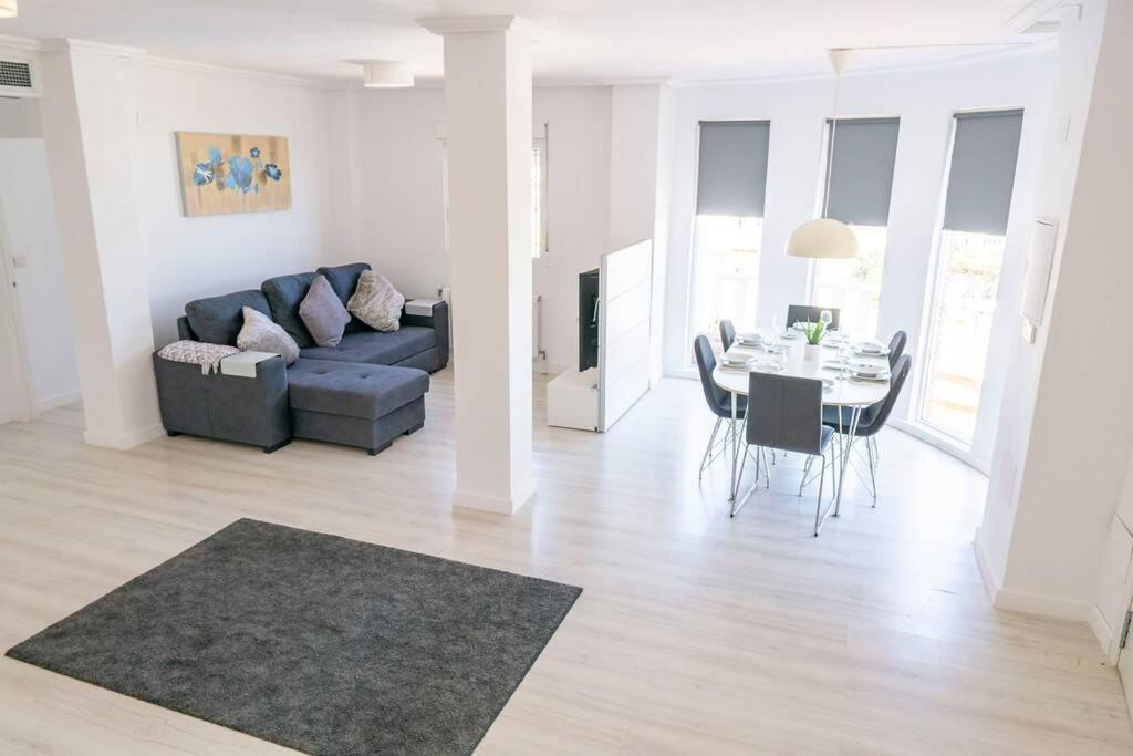 Casa Lilly-Rose, A Beautiful 3 Bedroom Detached Villa A Short Walk To The Villamartin Plaza & Golf Course エクステリア 写真